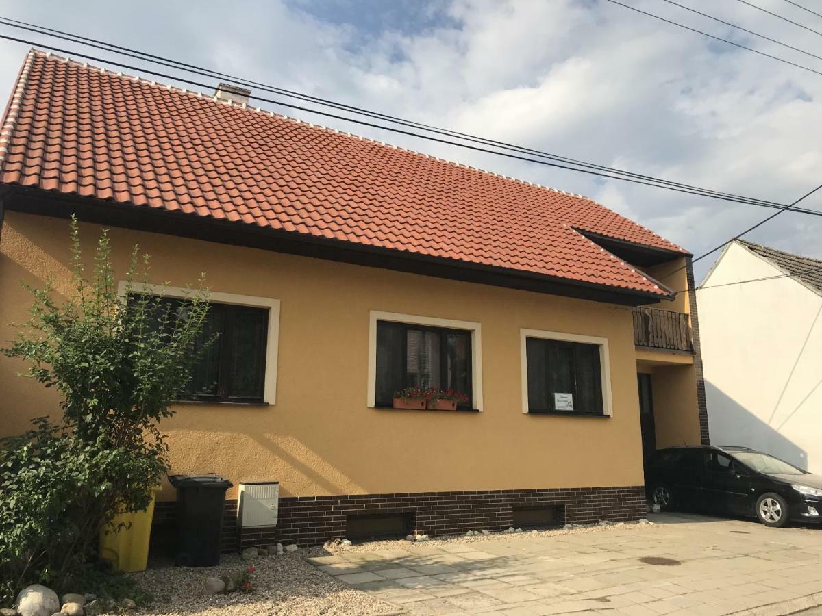 Vestonicka Jizdarna Dolni Vestonice Exterior photo